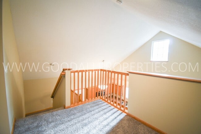 Building Photo - 3 Bedroom 2.5 Bathroom end unit home in Urbandale!!!