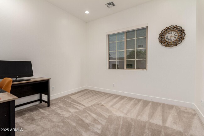 Building Photo - 2316 E Canary Dr