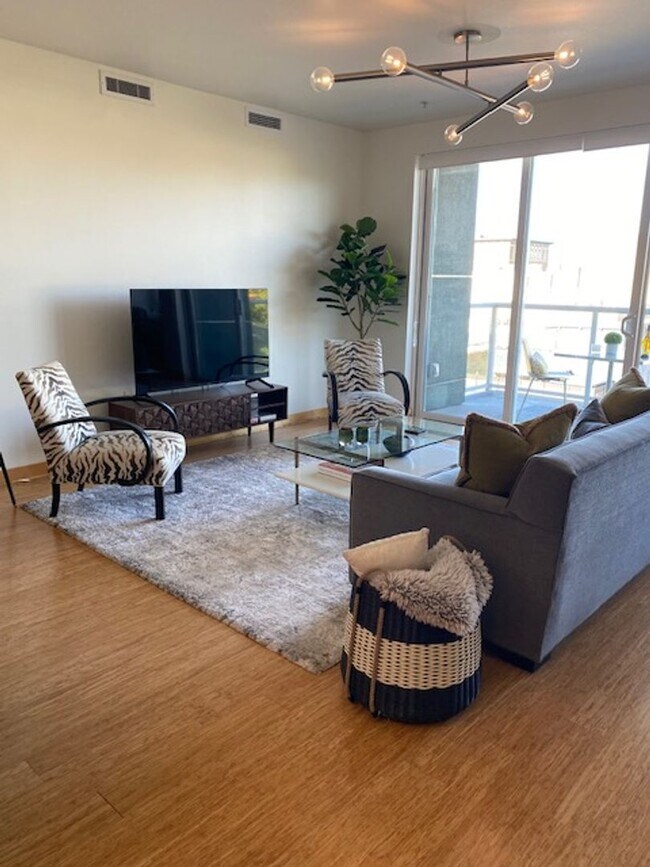 Building Photo - Luxury Fully Furnished Condo Downtown Salem Is Available