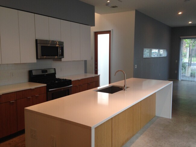 Building Photo - UT PRE-LEASE: 2009 Constructed 6 Bedroom / 3 Bath Home with Hot Tub - Open floor plan / Great Kit...