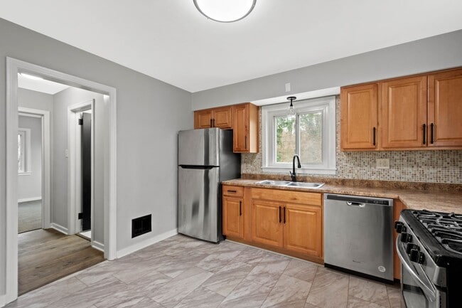 Building Photo - Stunning 3 bedroom home in Penn Hills available April 1st!