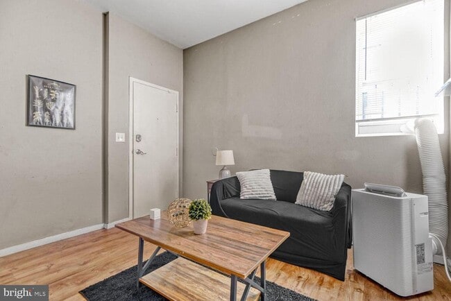 Building Photo - 400 N Rose St