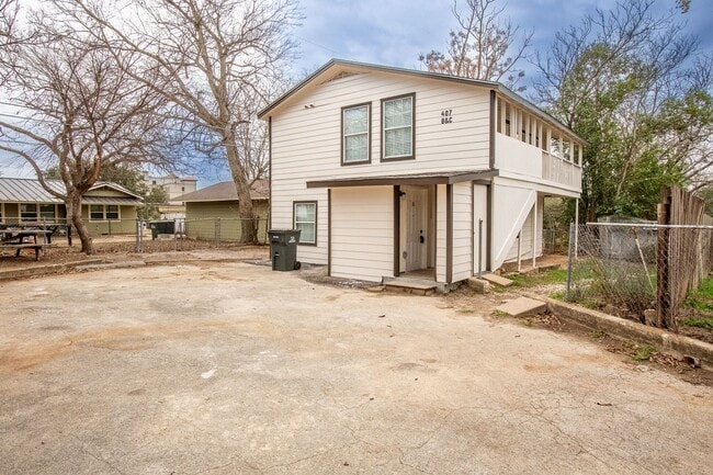 Building Photo - Updated 1 Bedroom / 1 Bathroom Apartment - Close to Campus