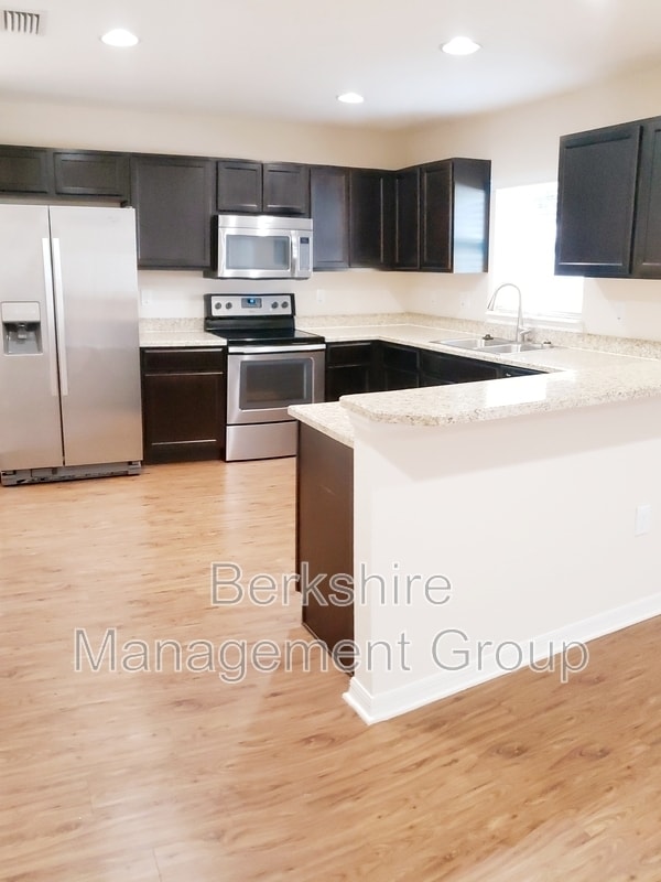 Building Photo - 1012 Dossey Oaks Ln