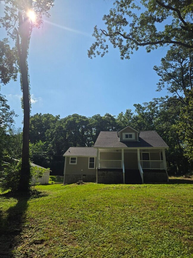 Building Photo - 3 Bedroom House: *Get $300 OFF your first ...