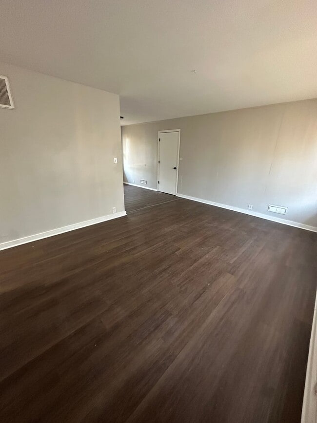 Building Photo - 4 bed 1 bath