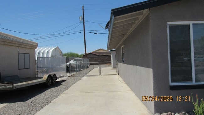 Building Photo - 3 bedroom 2 bathroom with Solar!!!!