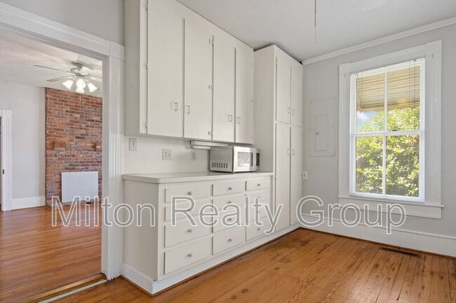 Building Photo - 106 W Ivey St