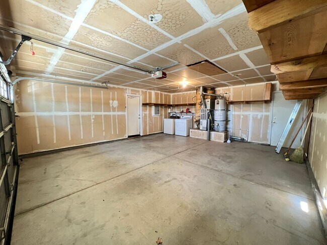 Building Photo - Brand New Flooring and FRESH Paint - SPACIOUS 3 BEDROOM HOUSE IN LIVERMORE!!!