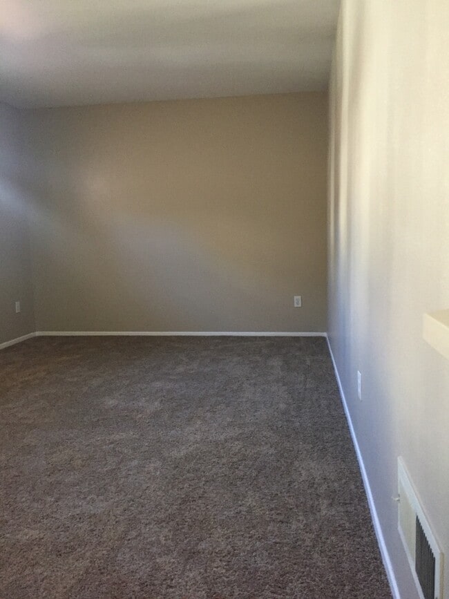 Building Photo - Large Condo with 2 bedrooms, 2 baths