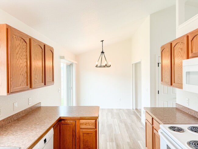 Building Photo - 3 Bed - 2 Bath - Fenced Yard
