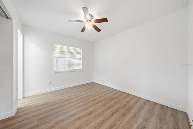 Building Photo - 515 Floral Dr