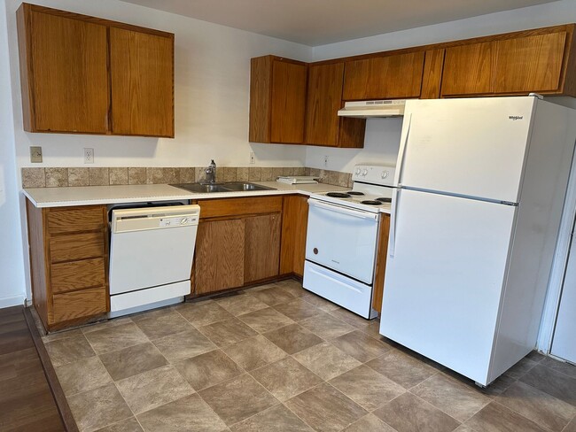 Building Photo - Single Level 3 Bedroom 2 Bath Unit With Ne...