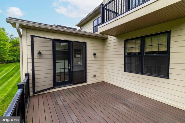 Building Photo - 6098 Creekside Dr