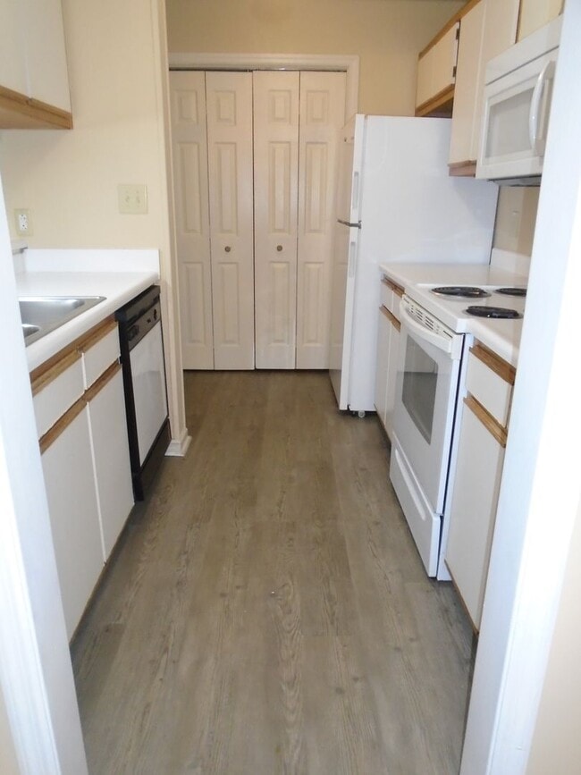 Building Photo - 2Bed / 2 Bath Condo.  Freshly painted, available NOW!!!