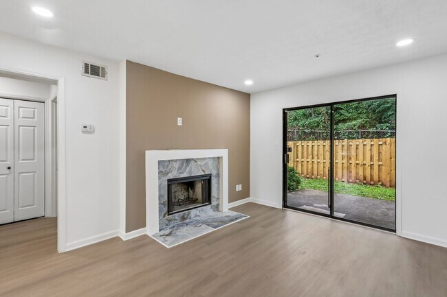 Building Photo - Bright and Gorgeous - Updated 3BR/2BA Townhome!