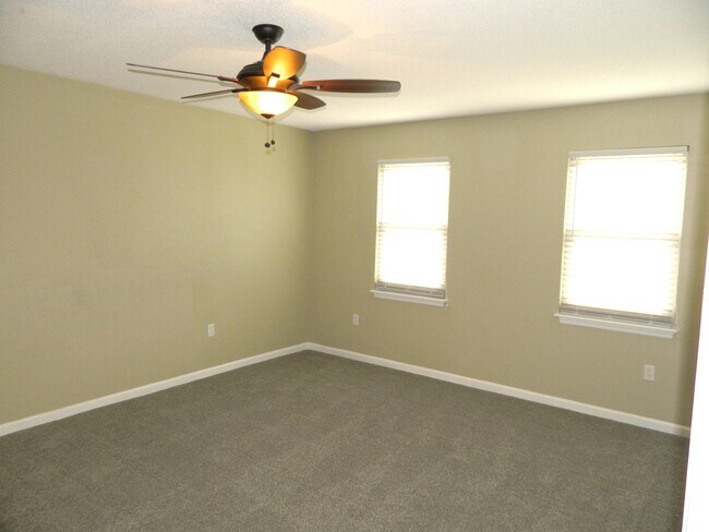 Building Photo - 635 Clinton Way W