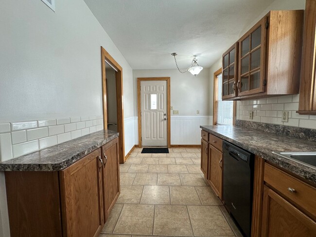 Building Photo - Two Bedroom One Bathroom Available in Batt...