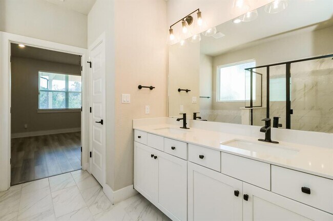 Building Photo - 256 Victoria Peak Lp