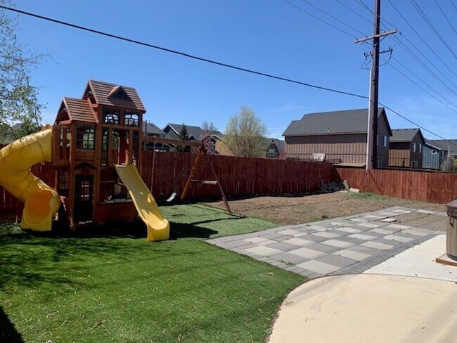 Building Photo - 3 Bed/2.5 Bath NE Bend Single Family Home with Hot Tub