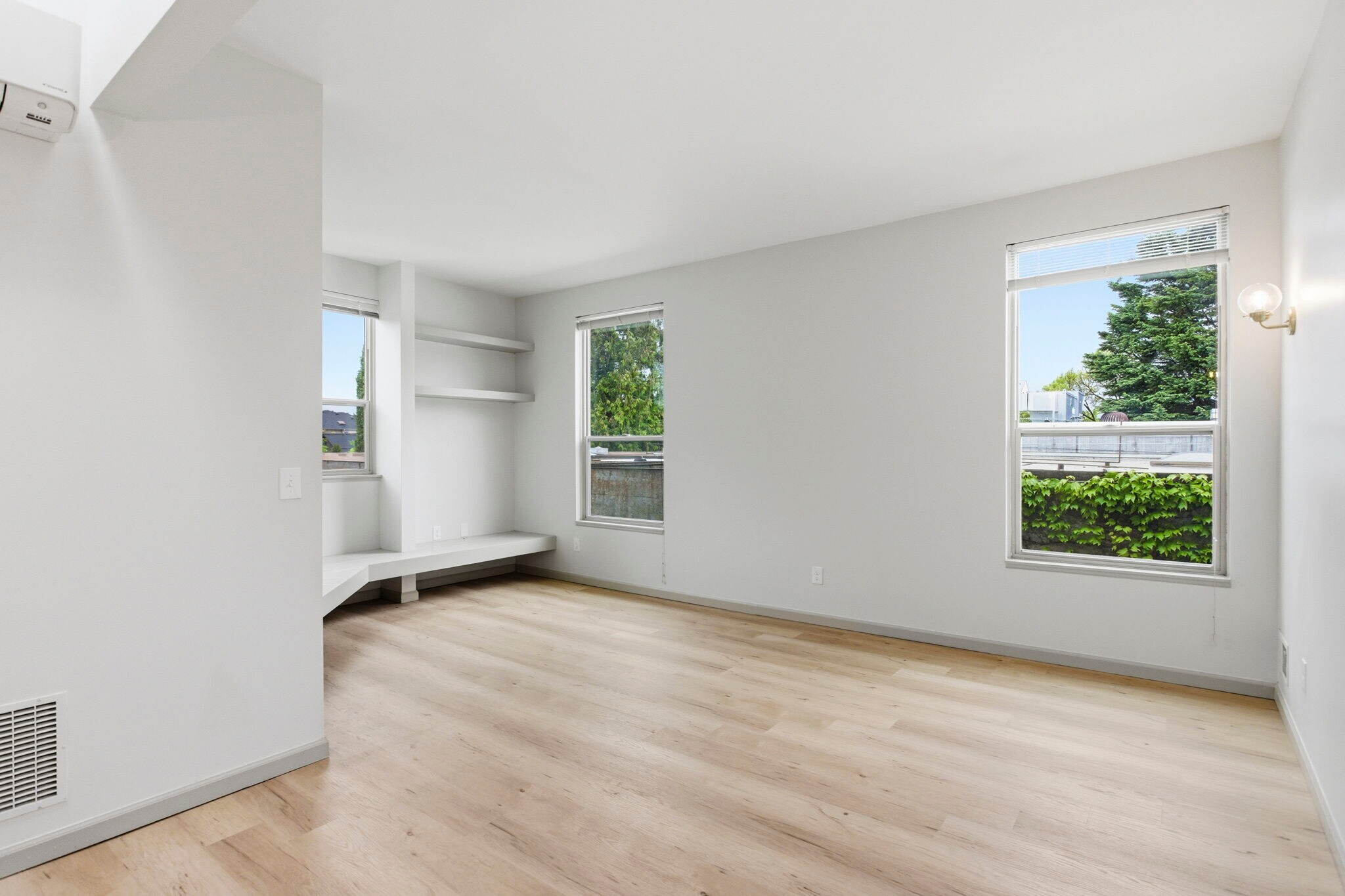 Building Photo - 2387 NW Thurman St