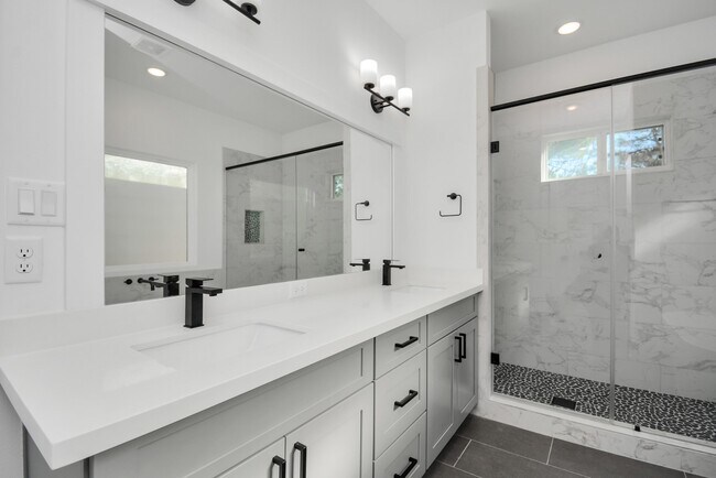 Building Photo - 778 W Tidwell Rd