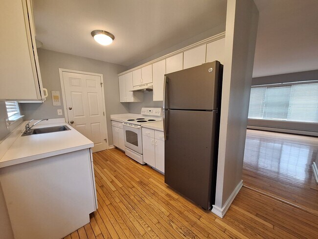 Building Photo - Move In Special!!!  Charming Rochester Condo.  Must see!!