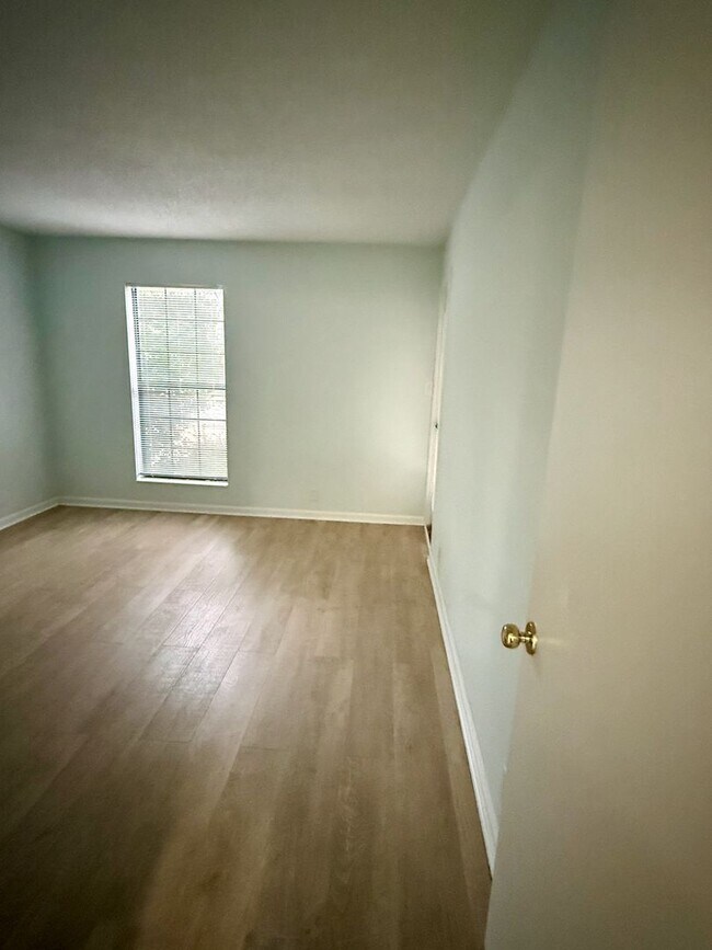 Building Photo - Comfortable coastal living in a convenient mid-island location! Available Now!