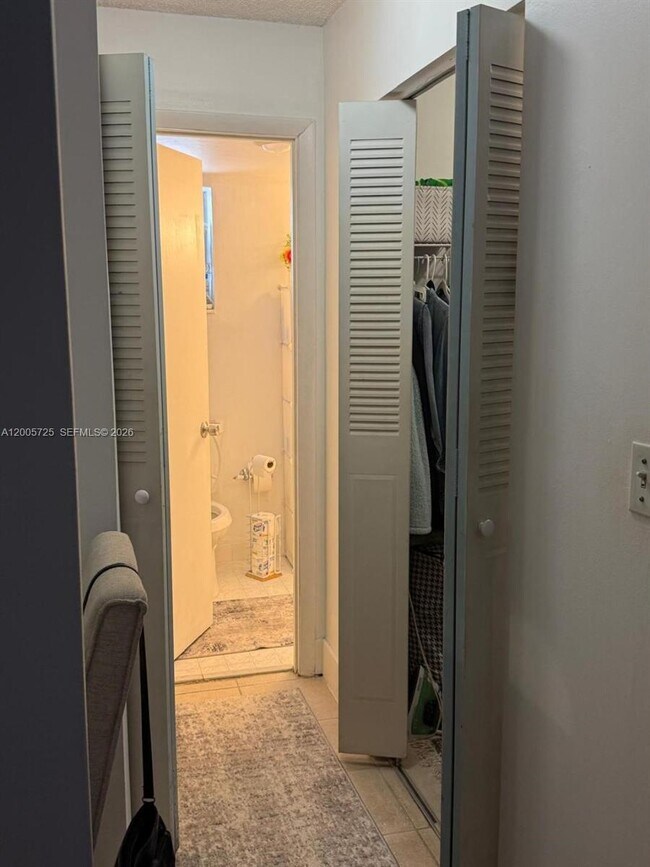 Building Photo - 447 NE 195th St