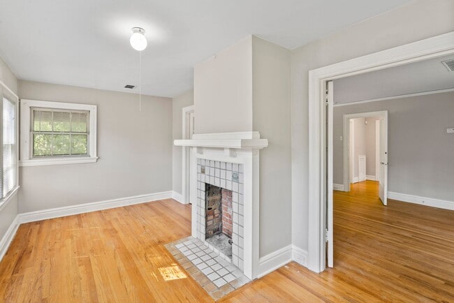 Building Photo - Charming 3-Bed Home Near UMKC with Hardwoo...