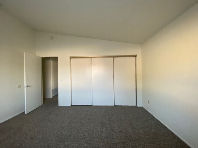 Building Photo - 1421 Padua Ave