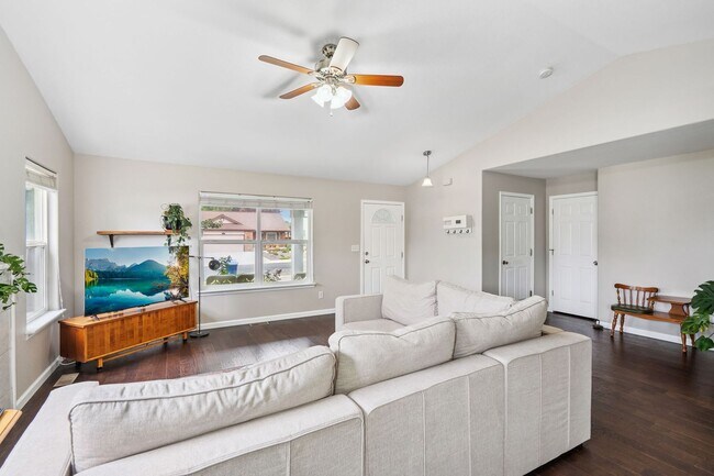 Building Photo - Stylish living in this modern 3 bed 2 bath...