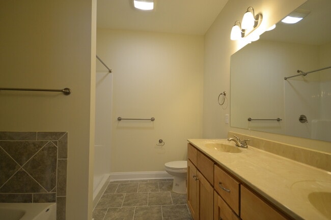 Building Photo - Luxury Paired Home