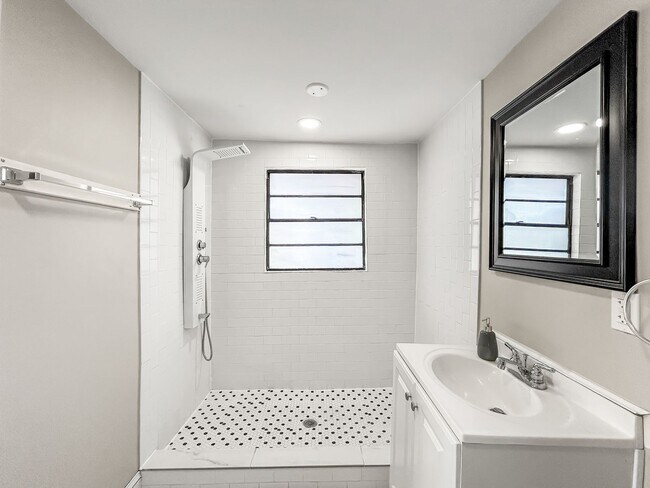 Building Photo - 1515 E 31st Ave