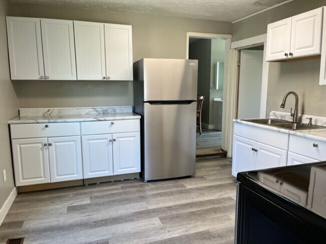 Building Photo - Large south side single Family Home Central Heat/Coolings, Hardwood