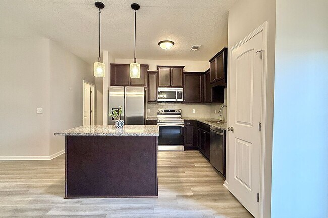 Building Photo - AVAILABLE NOW! (Pet Friendly)