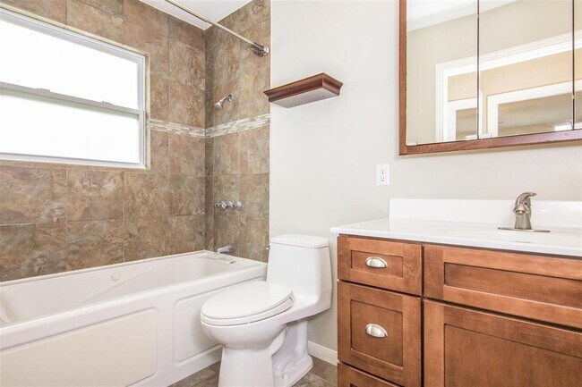 Building Photo - 1607 Libbey Dr