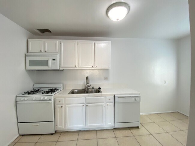 Interior Photo - 5725-5729 Vineland Ave