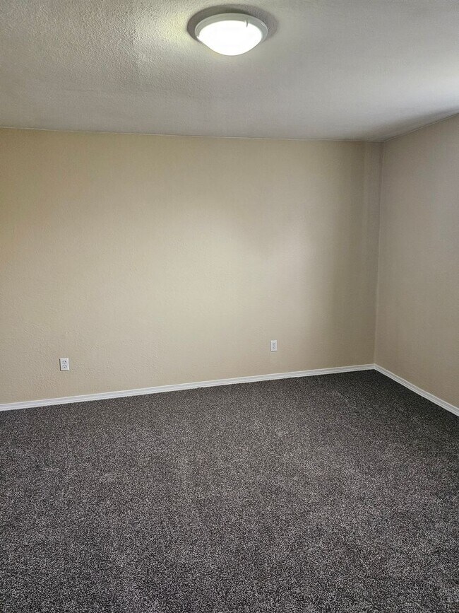 Building Photo - Charming 4Bed/2Bath Home in the Heart of Rainier! Available 6/10/26