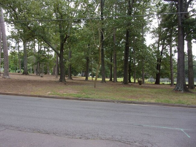 Building Photo - 3 Bedroom 2 Bath Home across from city park
