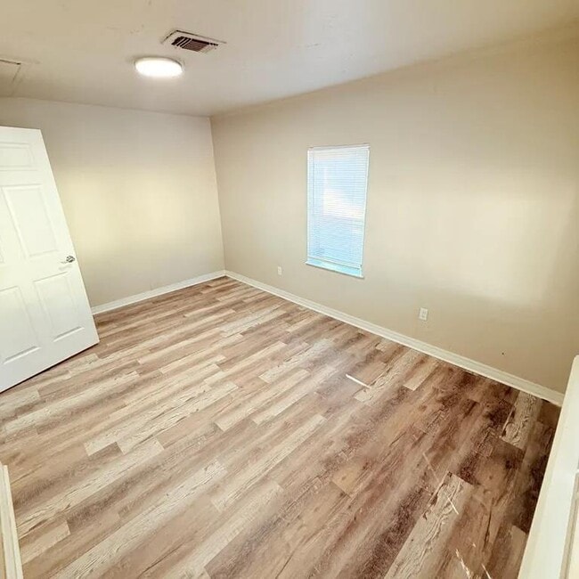 Building Photo - 4004 SE 25th St