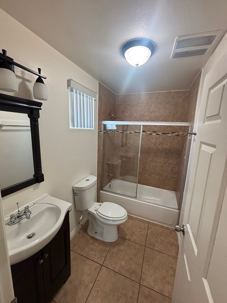 Building Photo - 203 E 109th Pl