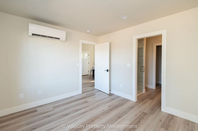 Building Photo - Brand New 1 Bedroom in Discovery West Neighborhood!