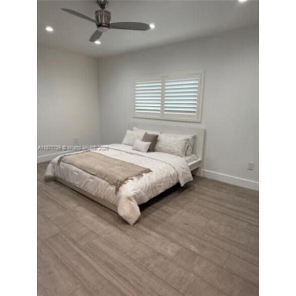 Building Photo - 3231 Salzedo St