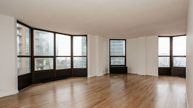 Building Photo - 899 S Plymouth Ct