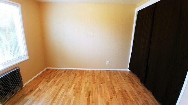 Building Photo - Three Bedroom Rambler in the North End!