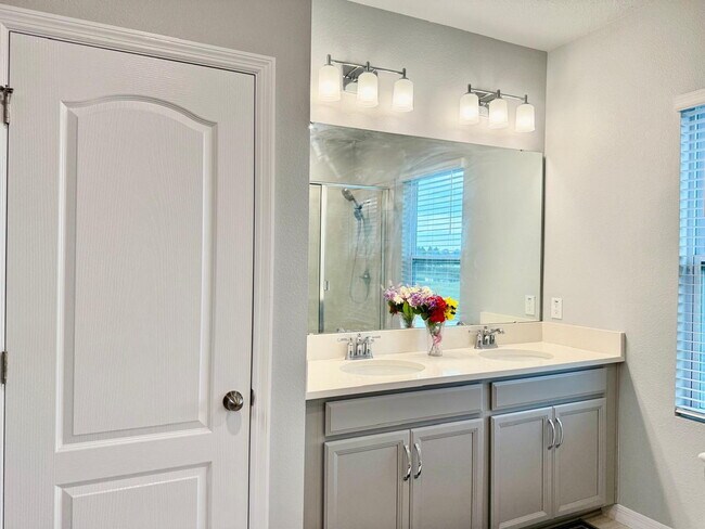 Building Photo - Spacious 4-Bedroom Corner Townhome with Loft & Lake Views in Ocoee