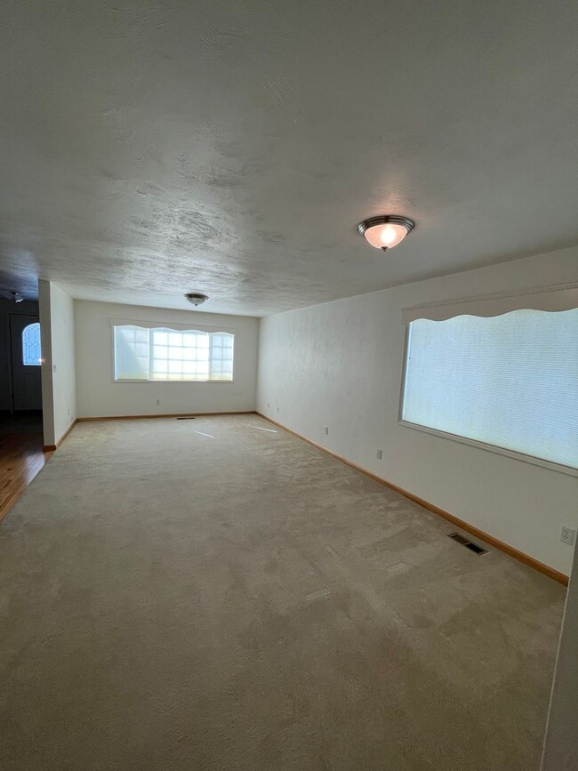 Building Photo - Large 4 Bed/ 2 Full Bath Home in the Gilha...