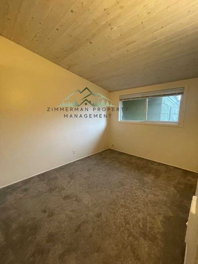 Building Photo - Quiet Friendly Street Neighborhood 3bd/1ba House