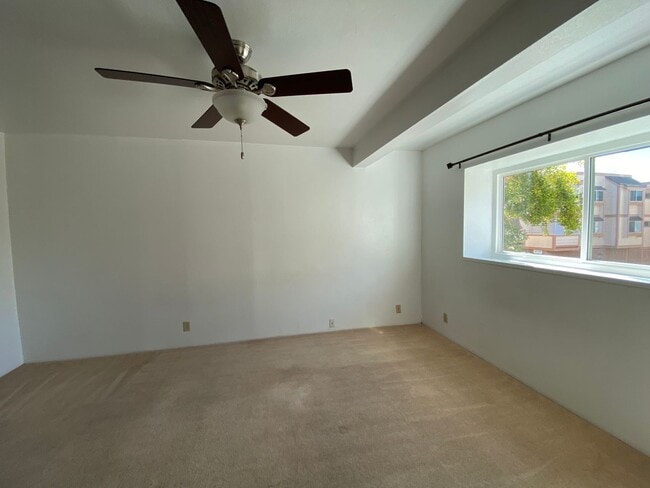 Building Photo - TOWNHOUSE - 3 BED/ 2 BATH/ 1 PARKING AT HARBOR POINTE (Just Listed)